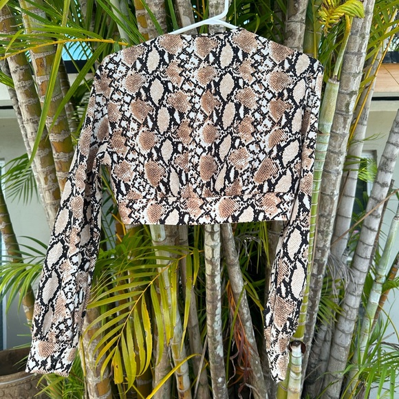 Snake print crop top button down shirt - Picture 3 of 4
